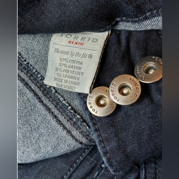 Torrid Dark Wash Button Front Jeggings size 22S Jeans Denim Stretch Soft Comfy - Picture 7 of 10